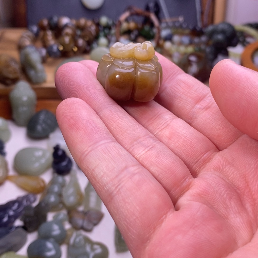 颈饰未镶嵌和田玉会****?