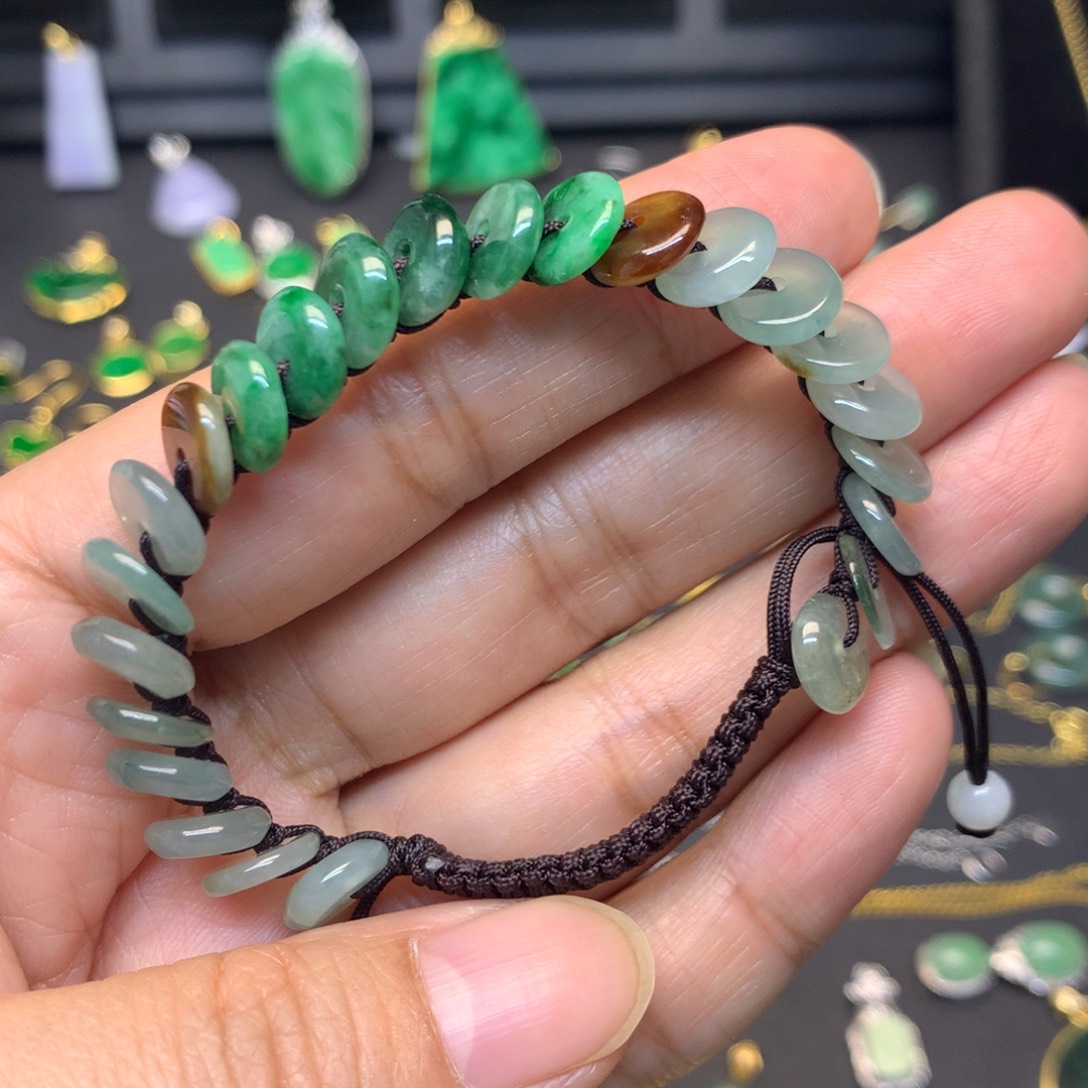 翡翠未镶嵌颈饰有纹