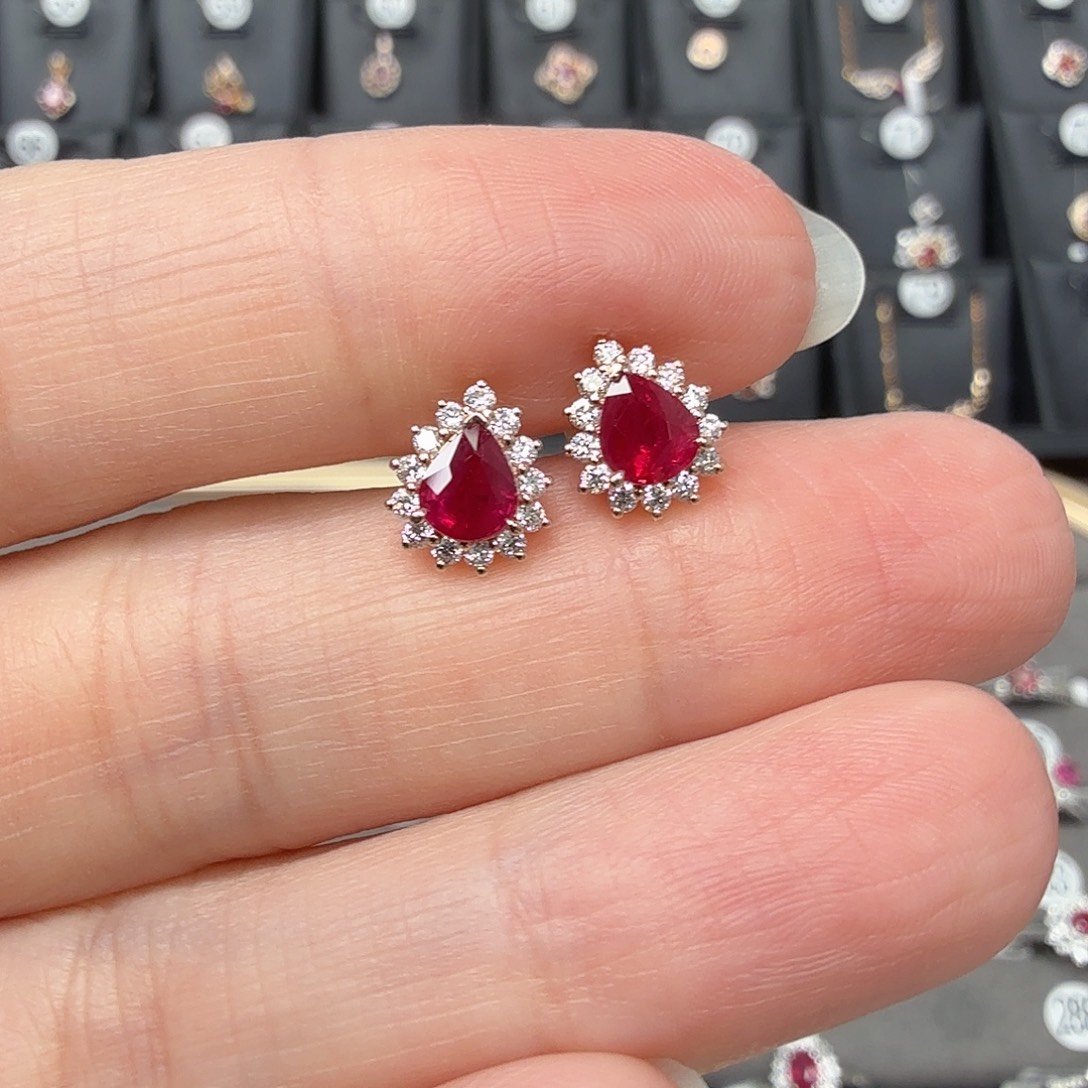 18K金镶嵌红宝石耳钉经典水滴戴妃缅甸鸽血红1.19克拉
