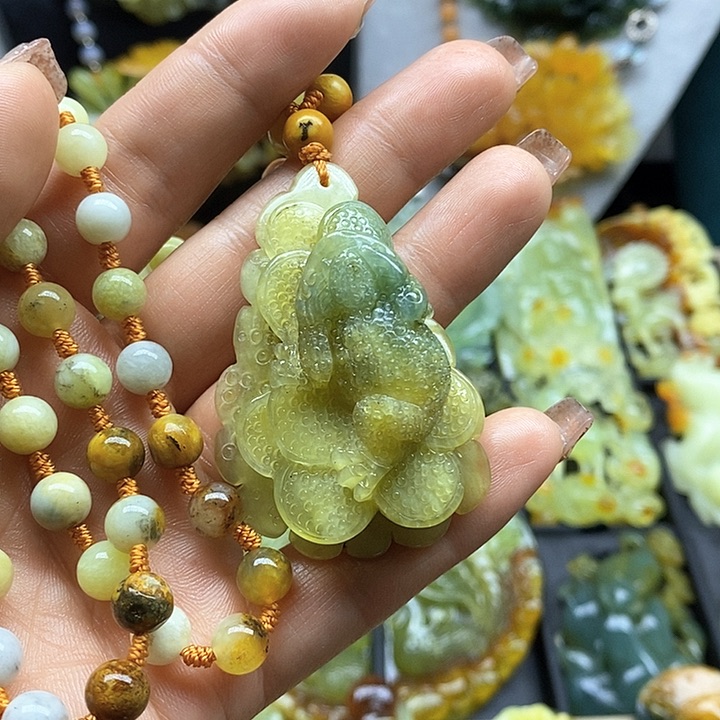 蛇纹石玉挂件未镶嵌