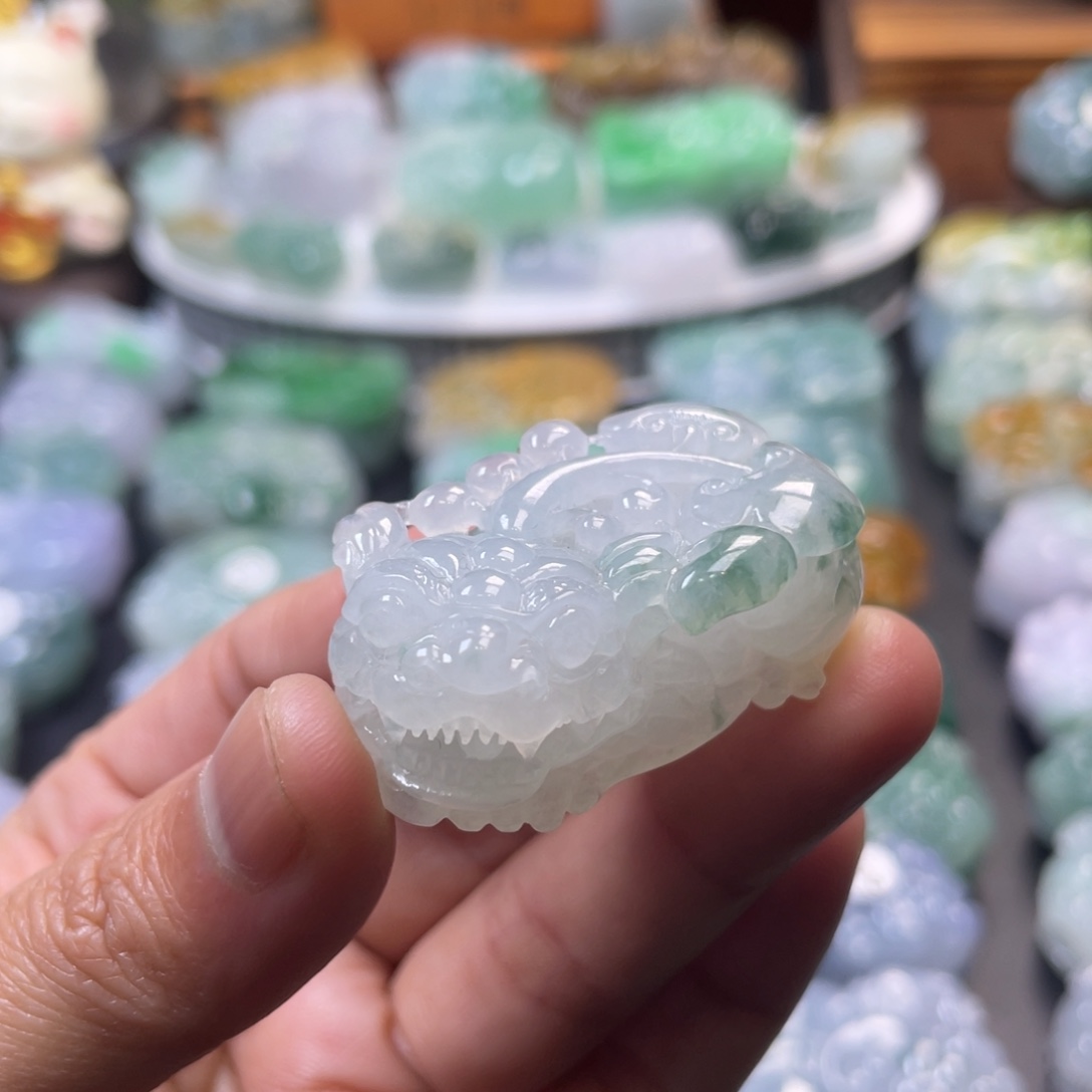 翡翠未镶嵌颈饰貔貅
