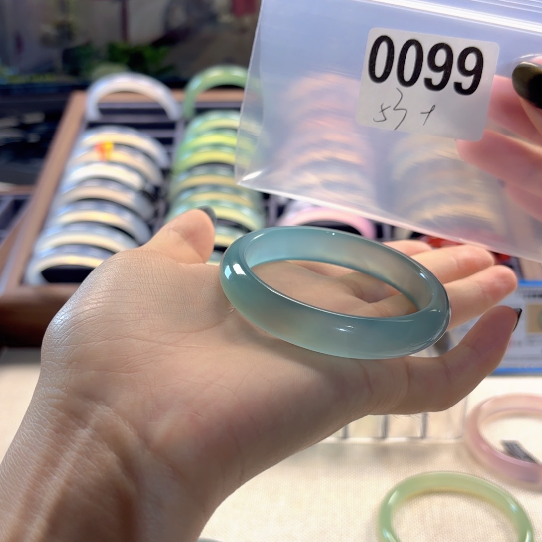 风***柔玛瑙/玉髓未镶嵌手镯