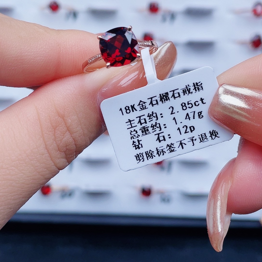 18K金镶嵌石榴石戒指