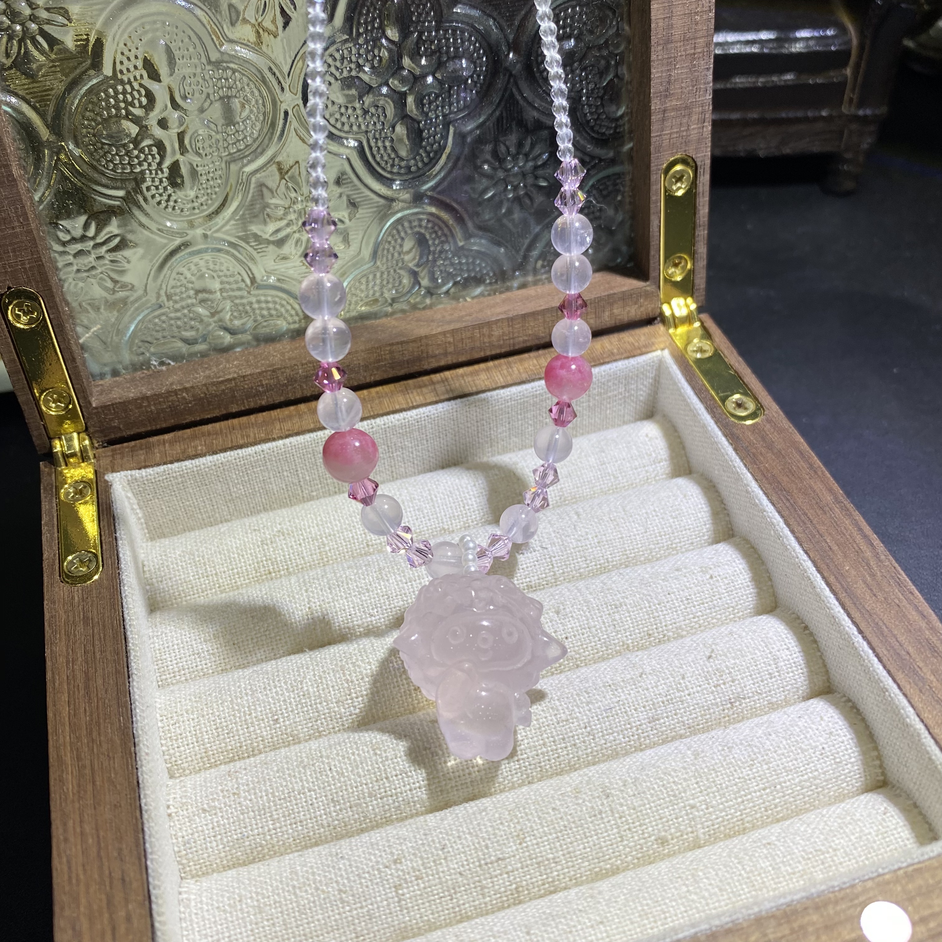 X933-天然粉水晶手工雕刻喜羊羊吊坠项链-多样性发其一