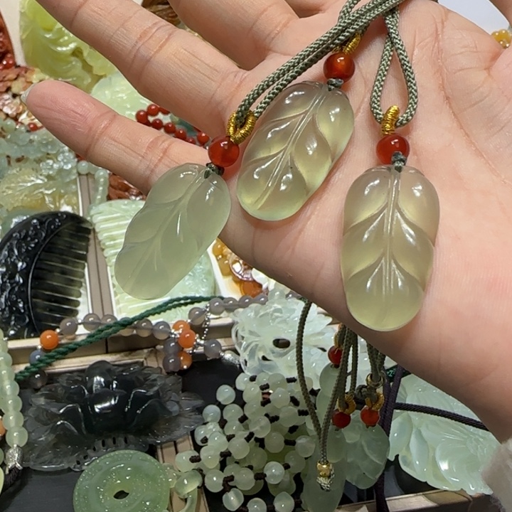 未镶嵌蛇纹石玉吊坠