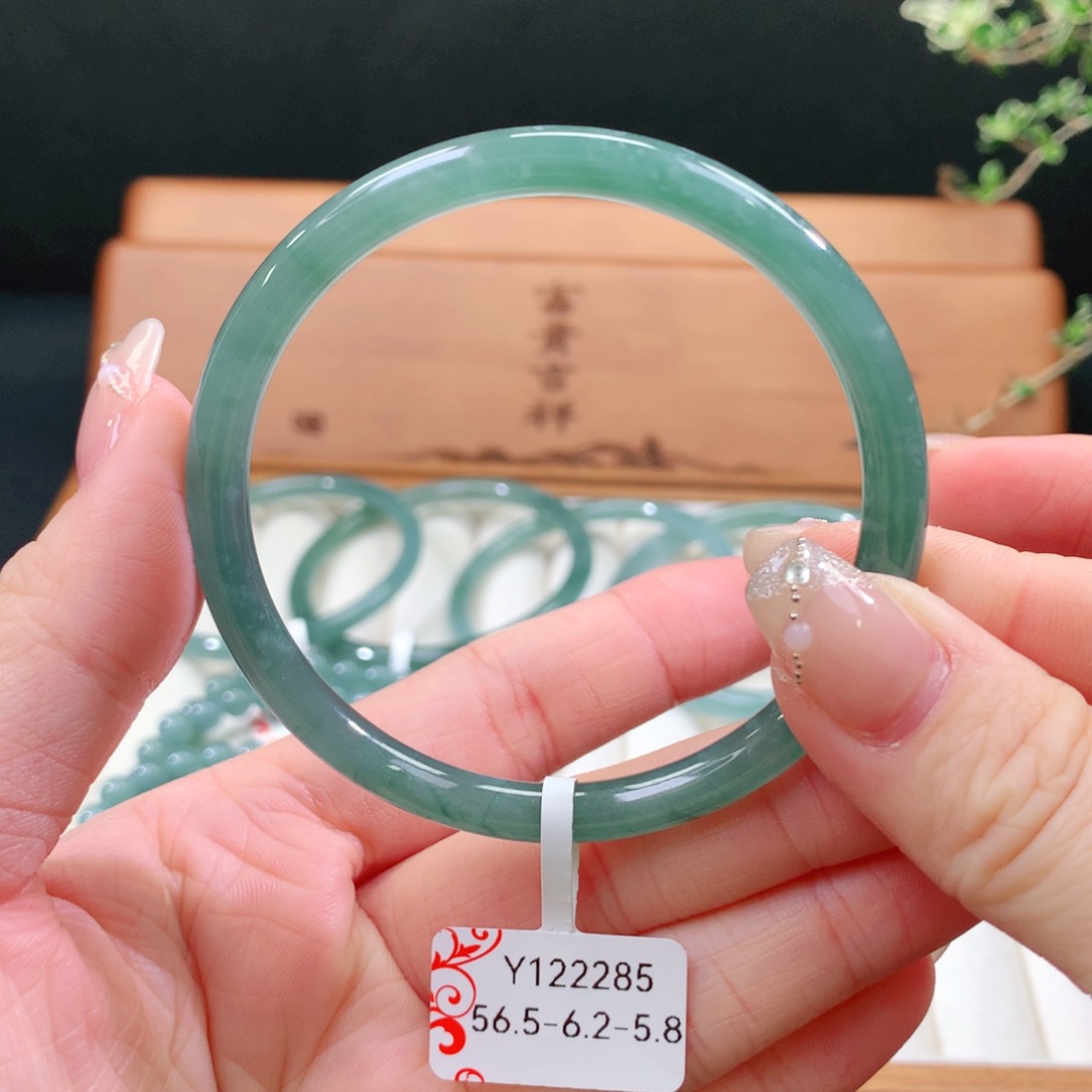 翡翠手镯未镶嵌天然