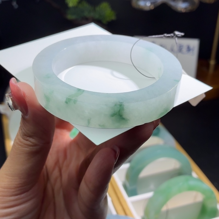 定制翡翠未镶嵌翡翠手镯