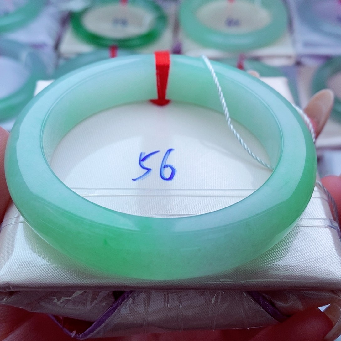 翡翠手镯未镶嵌冰胶果阳绿厚装正圈（249编）