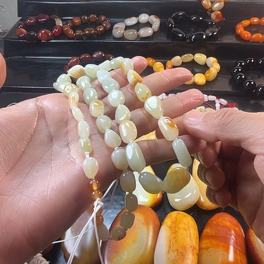 吴***人和田玉未镶嵌挂件