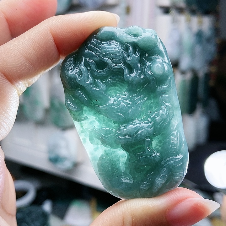 颈饰足铂镶嵌翡翠翡翠