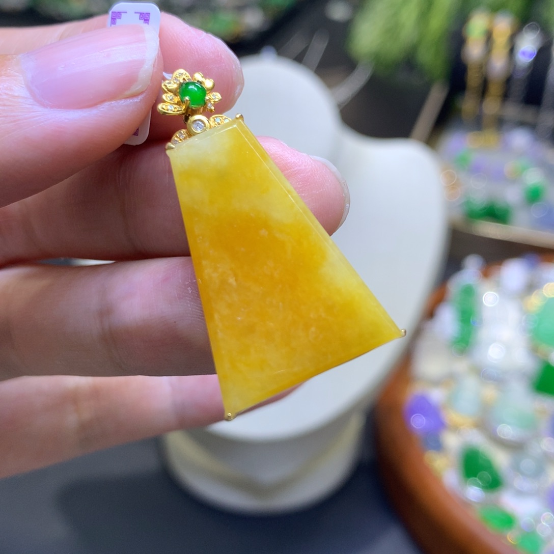 颈饰18K金镶嵌翡翠