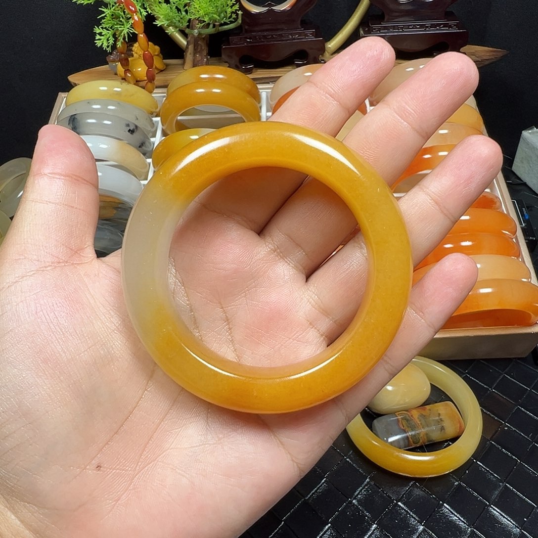 王***英石英质玉（黄龙玉）未镶嵌手镯