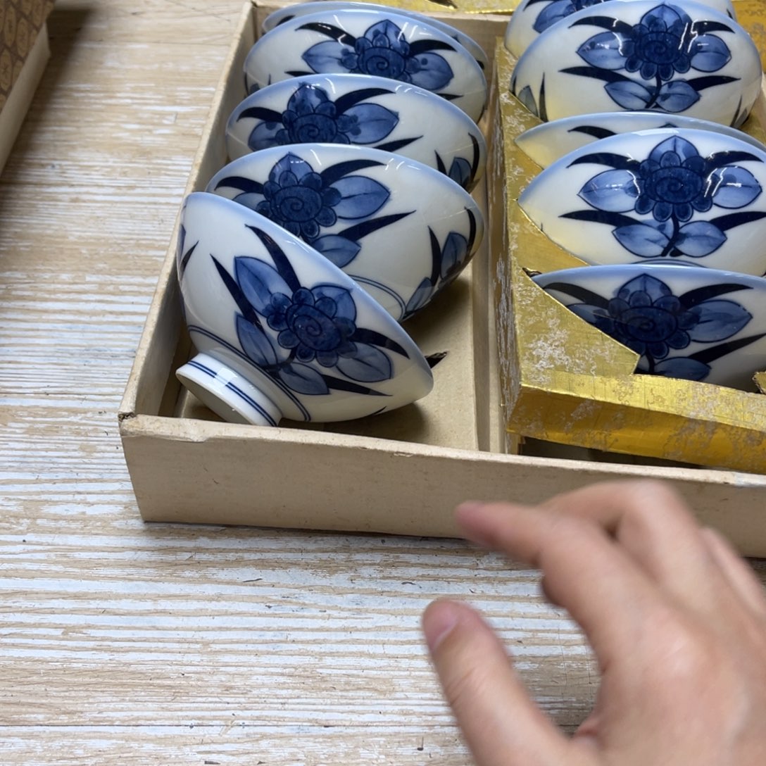 瓷片自*白密密麻麻地排列着一个