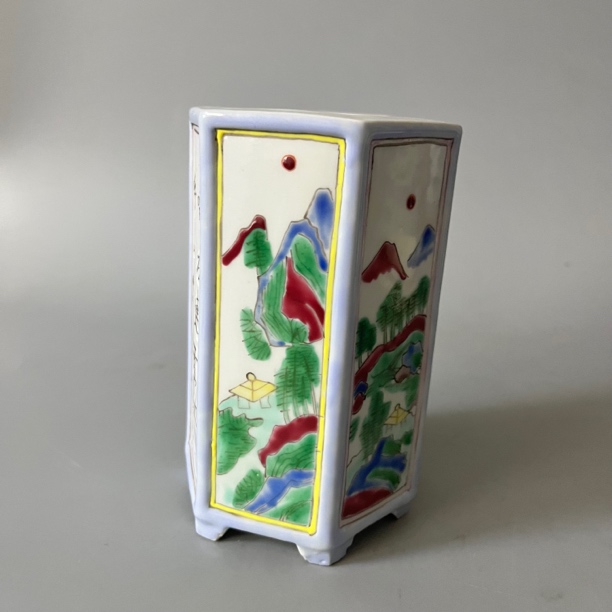 1333 清粉彩山水六方笔筒