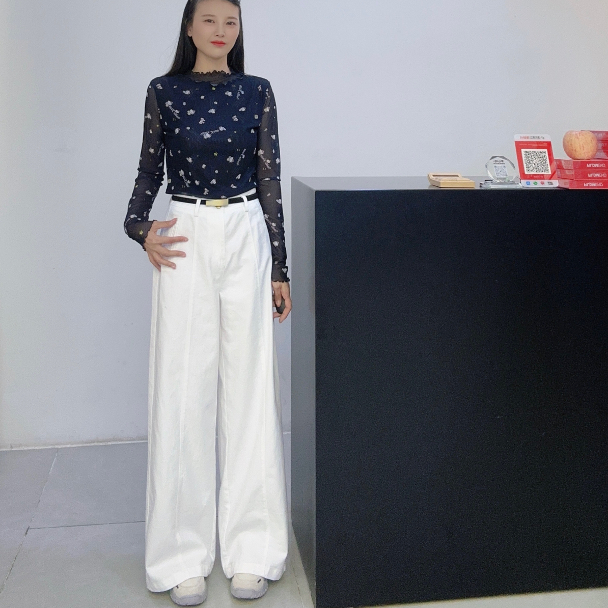 常规款绑带慵懒风V领长袖印花T恤设计师春季设计感