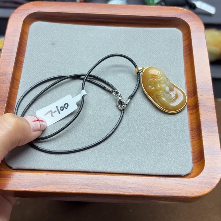 和田玉18K金镶嵌颈饰