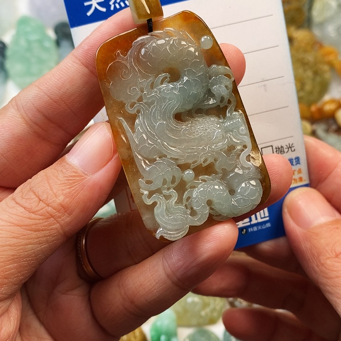 翡翠未镶嵌颈饰龙