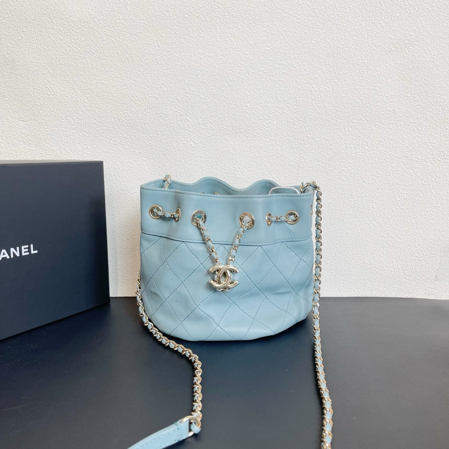 95新 Chanel/香奈儿 98新 奢总管/蓝色抽绳水桶包/镭射29开