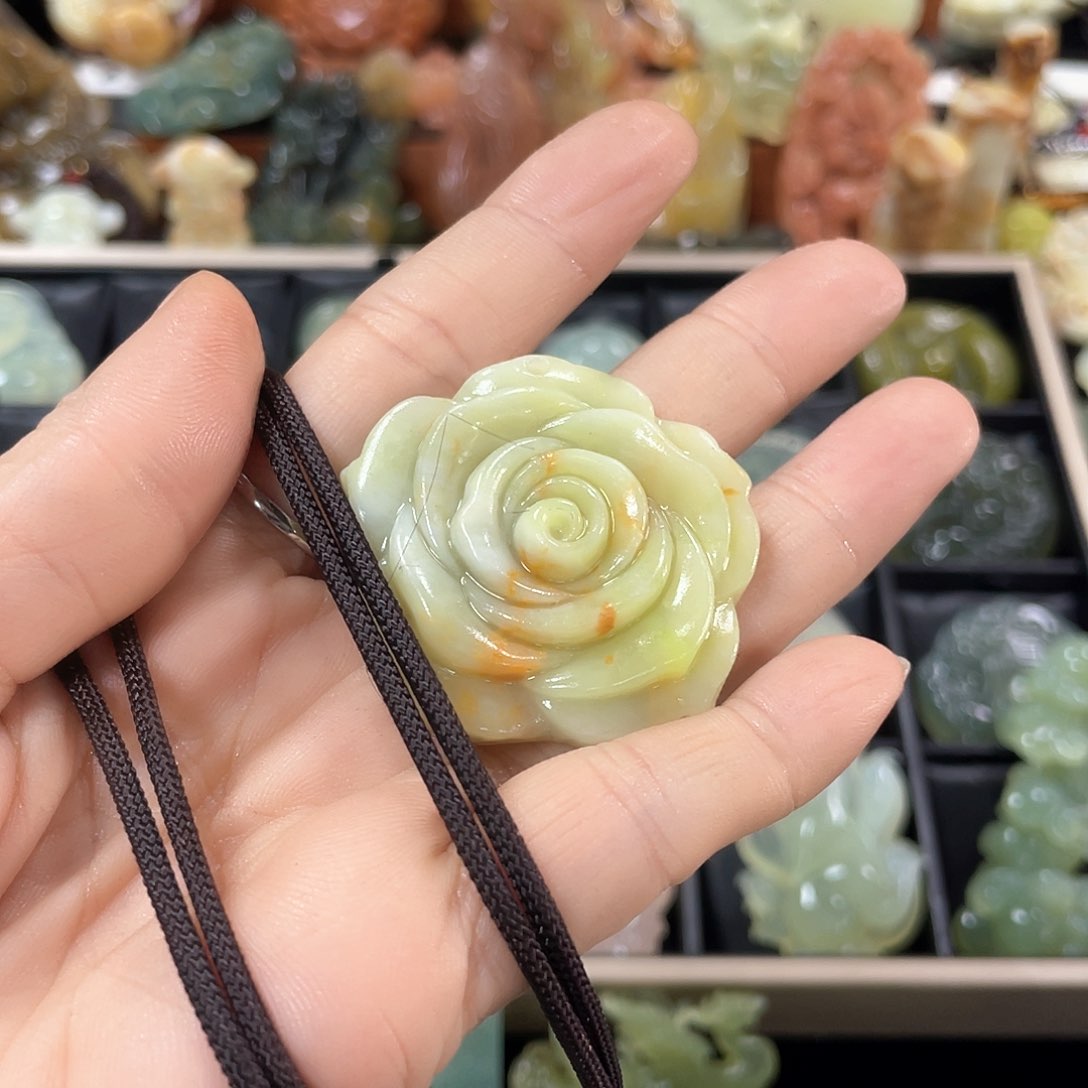 蛇纹石玉颈饰合金