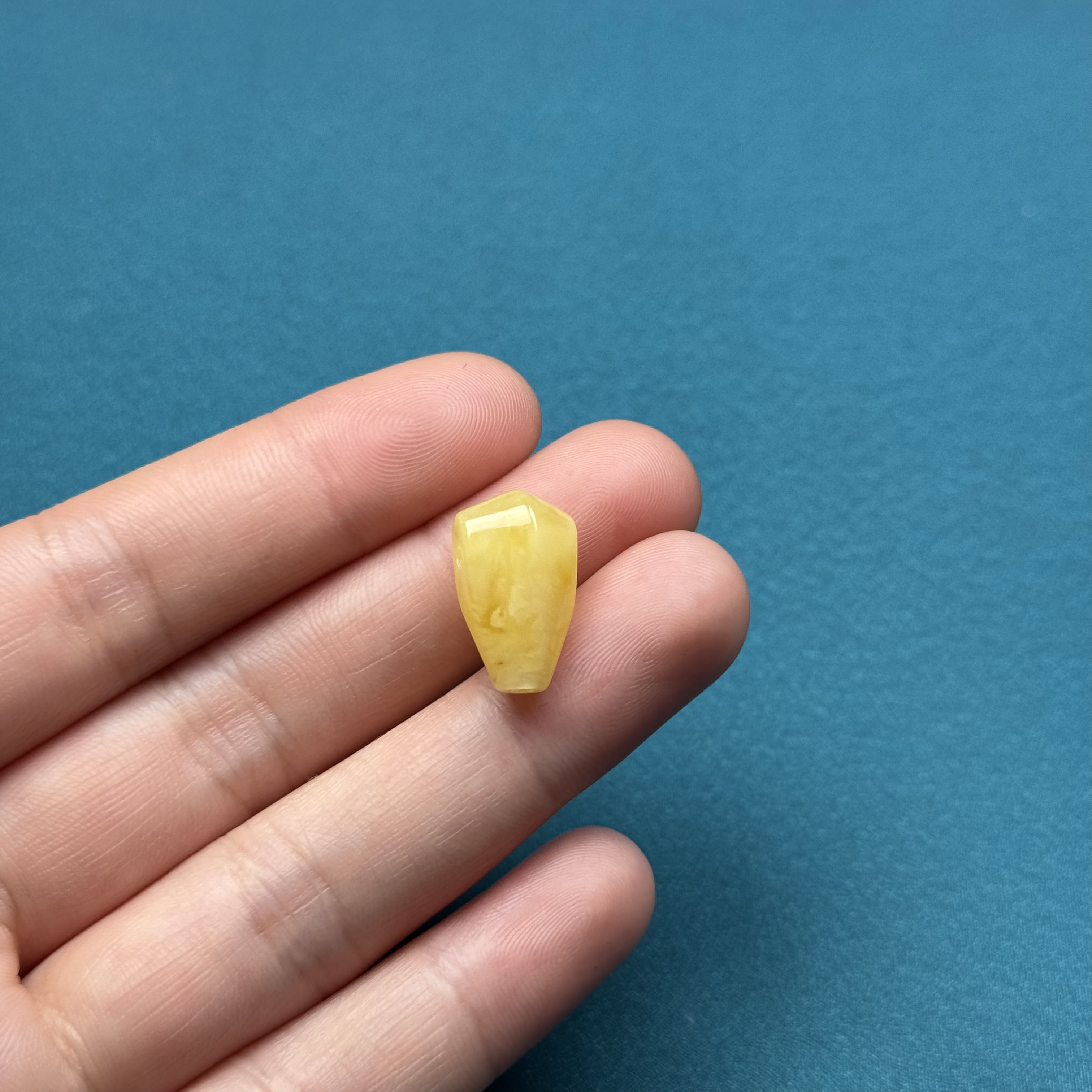 J7644天然原矿蜜蜡 三通 10.7*17.8mm抖音基地 质检发货