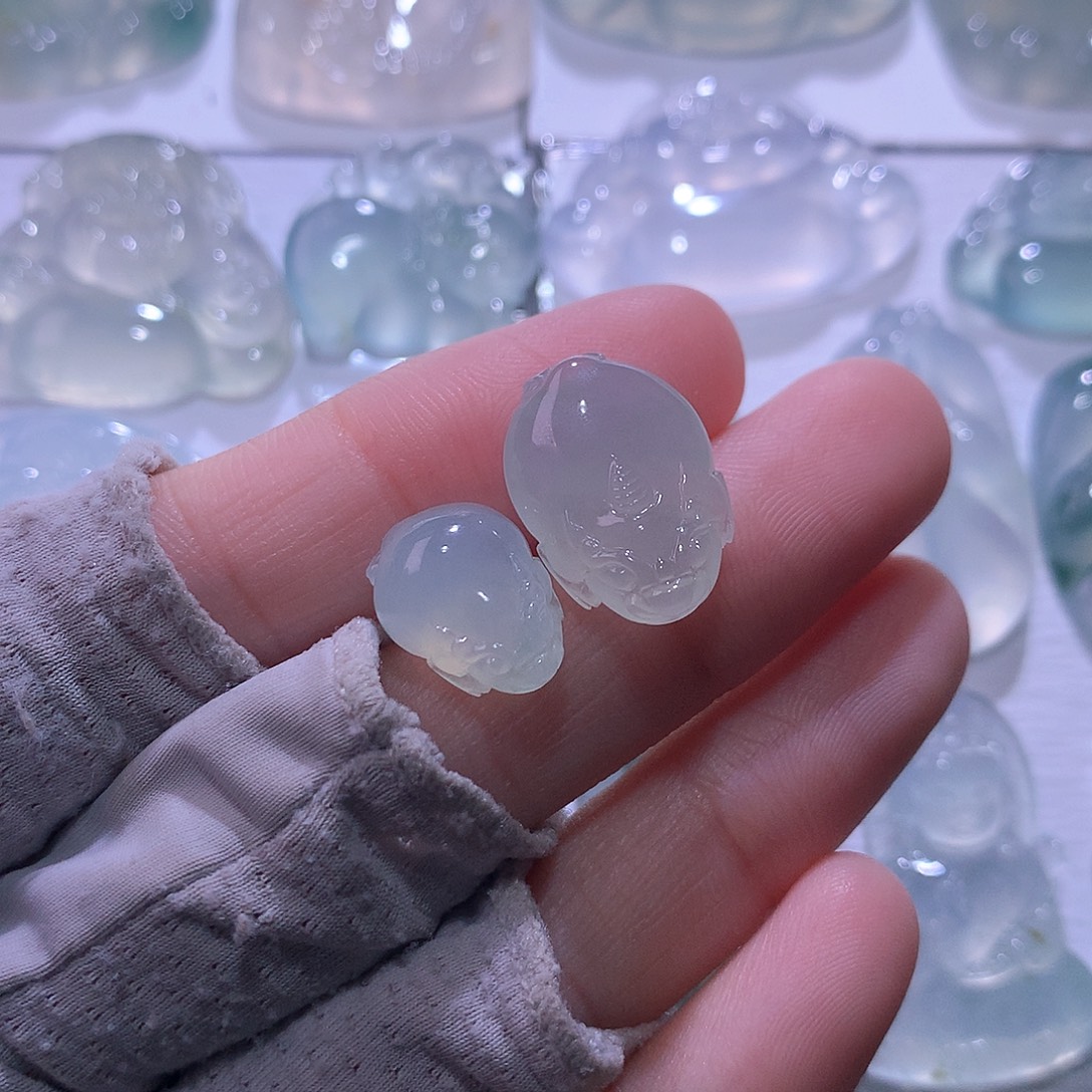 翡翠未镶嵌颈饰一对