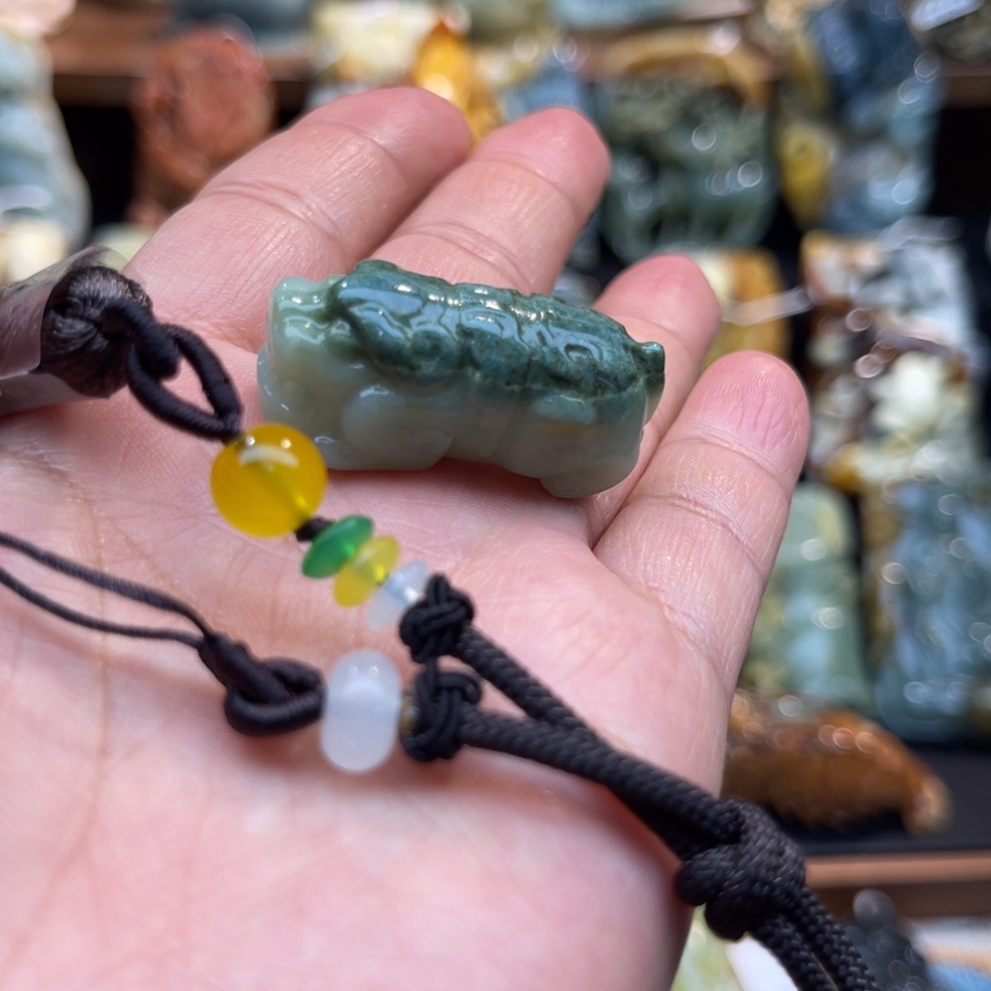 蛇纹石玉未镶嵌颈饰