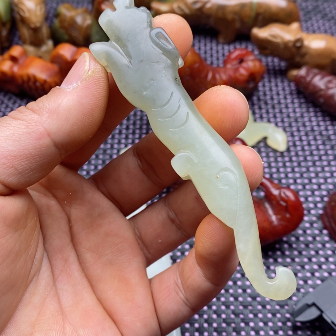 蛇纹石玉颈饰未镶嵌