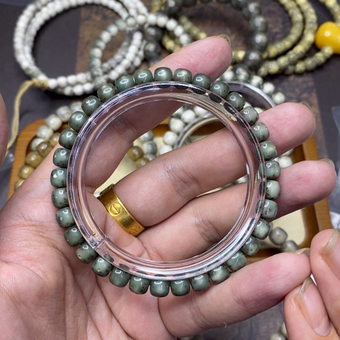 星月菩提吊坠随****生7.6绿