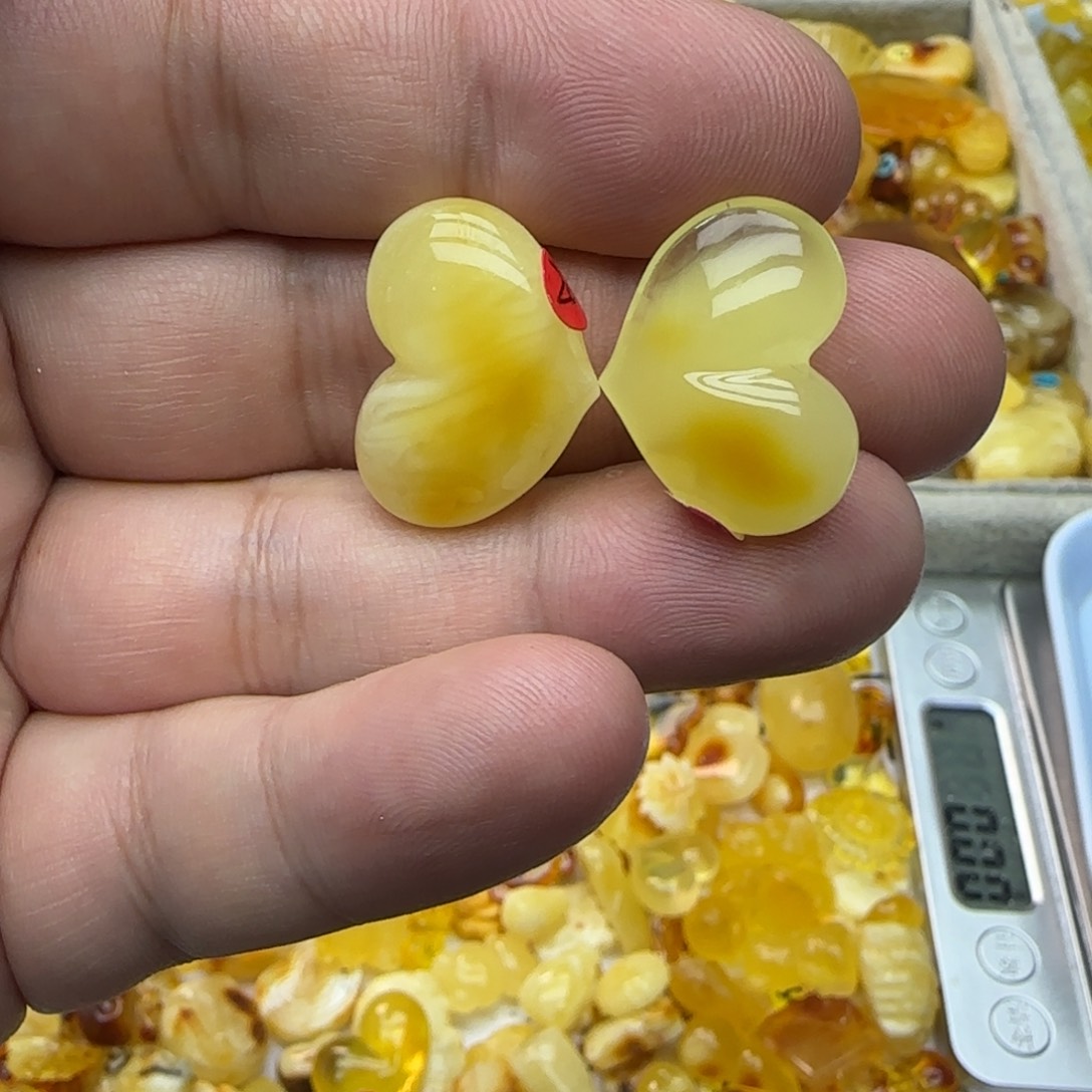 琥珀未镶嵌裸石3.4克有瑕