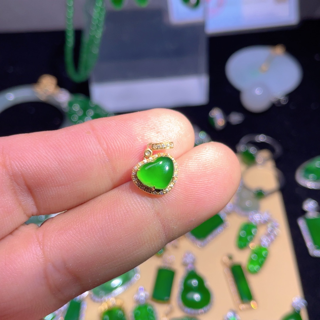 翡翠颈饰18K金镶嵌翡翠