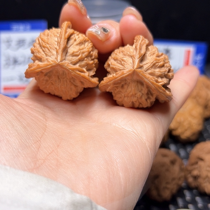 文玩核桃把件37三棱全