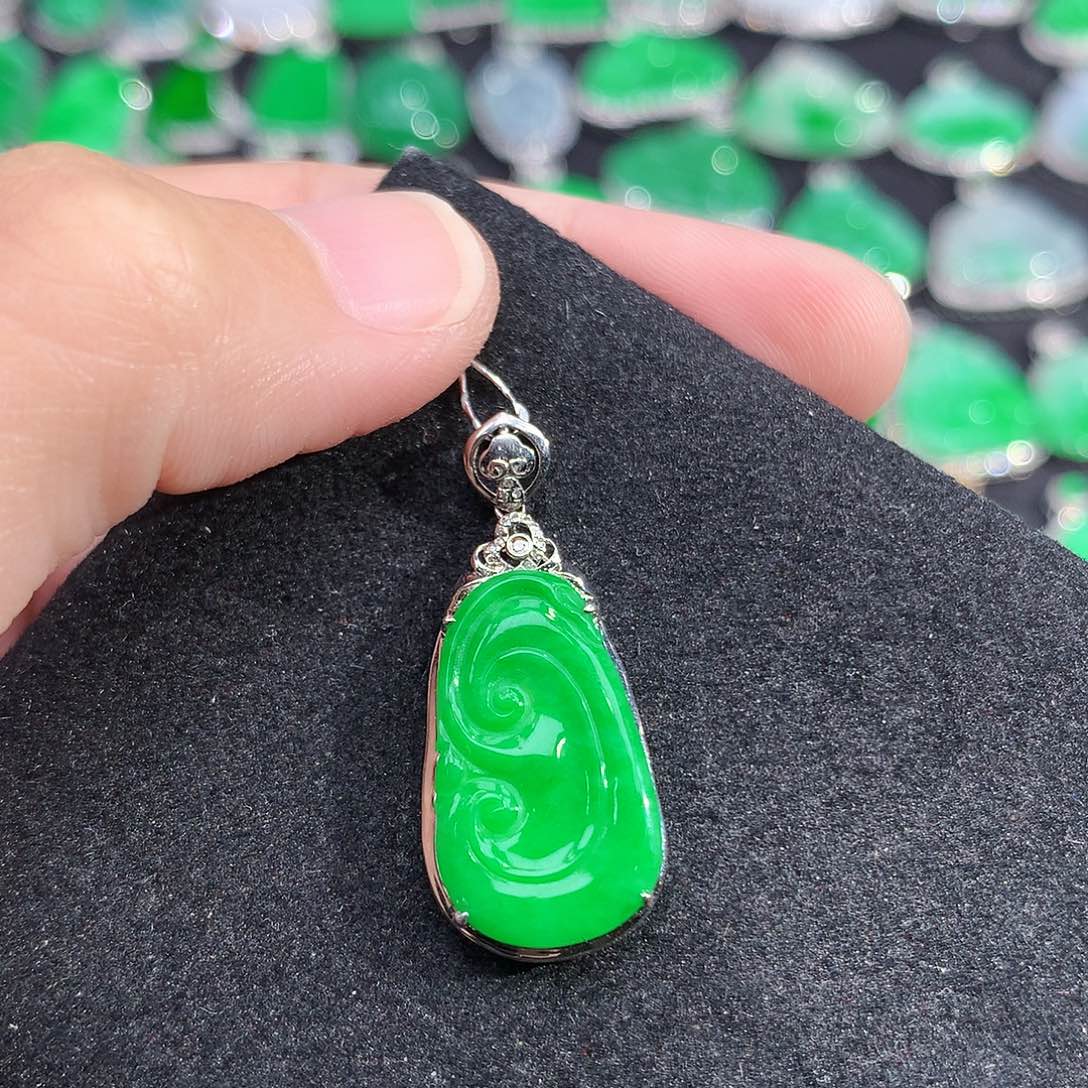 眼***睛翡翠18K金镶嵌颈饰