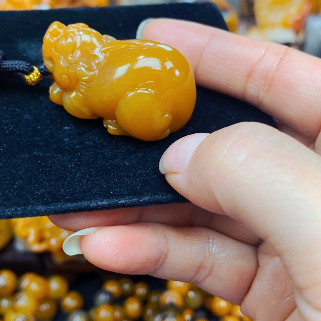 未镶嵌石英质玉（黄龙玉）颈饰