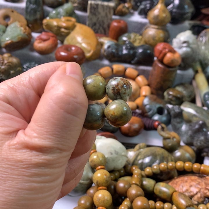 未镶嵌岫岩河磨玉（透闪石质玉）把件一****）