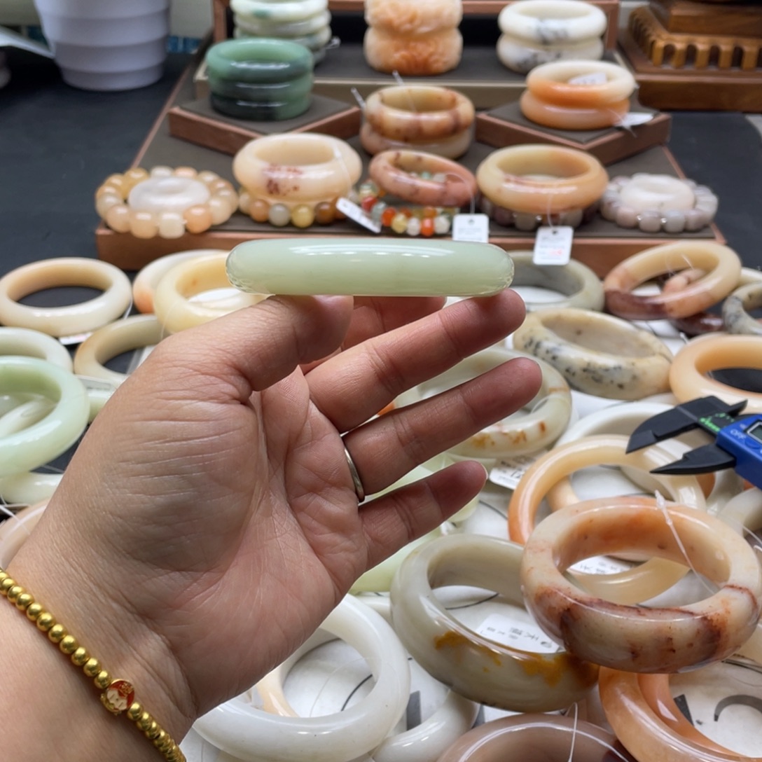 @***羊石英岩玉未镶嵌手镯