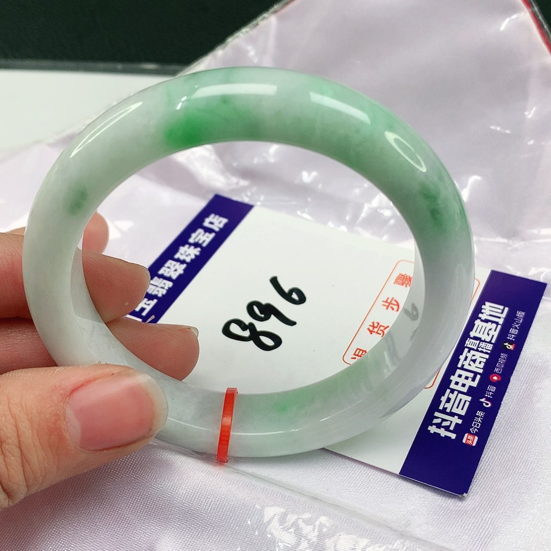 翡翠手镯未镶嵌翡翠