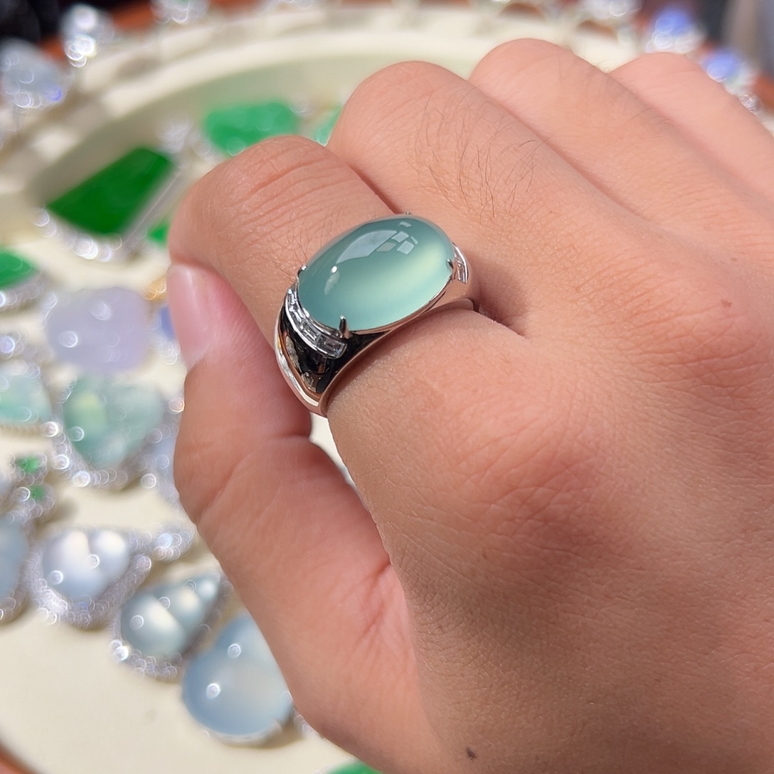 翡翠18K金镶嵌戒指高冰全起杠光天空蓝厚装饱满翡翠马鞍戒