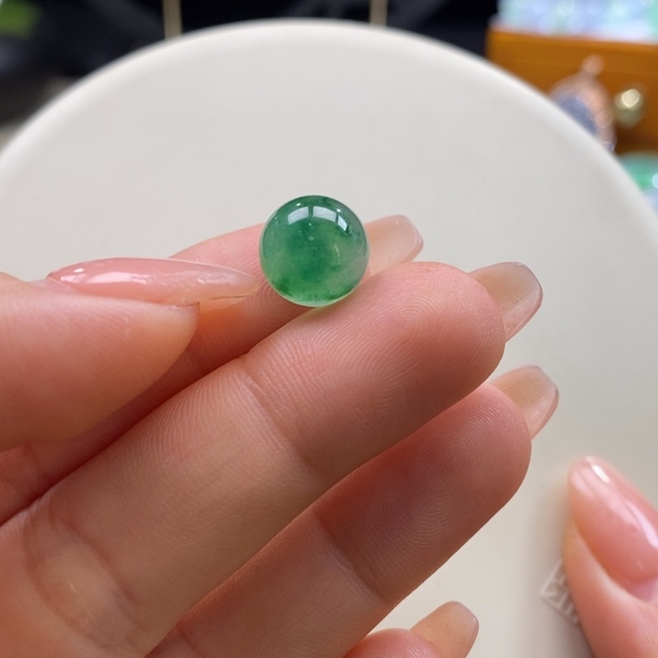 翡翠颈饰未镶嵌翡翠冰种飘绿圆珠