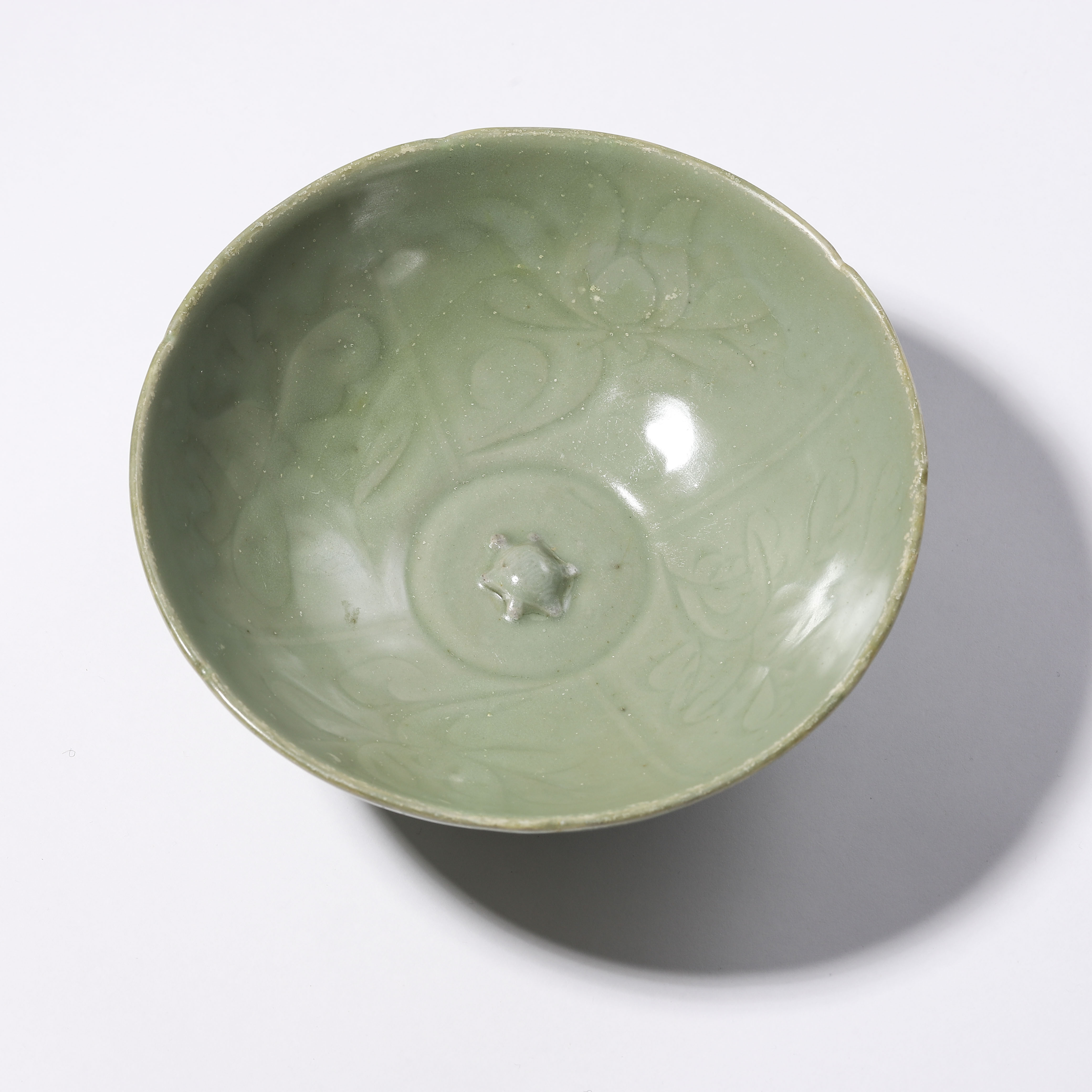 【拍卖预展】Lot24 明代 青釉花卉纹葵口碗