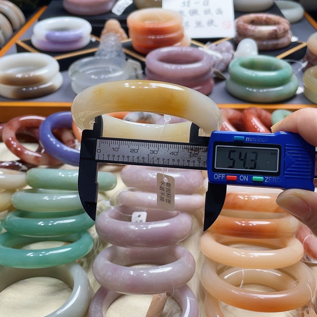 未镶嵌手镯石英岩玉