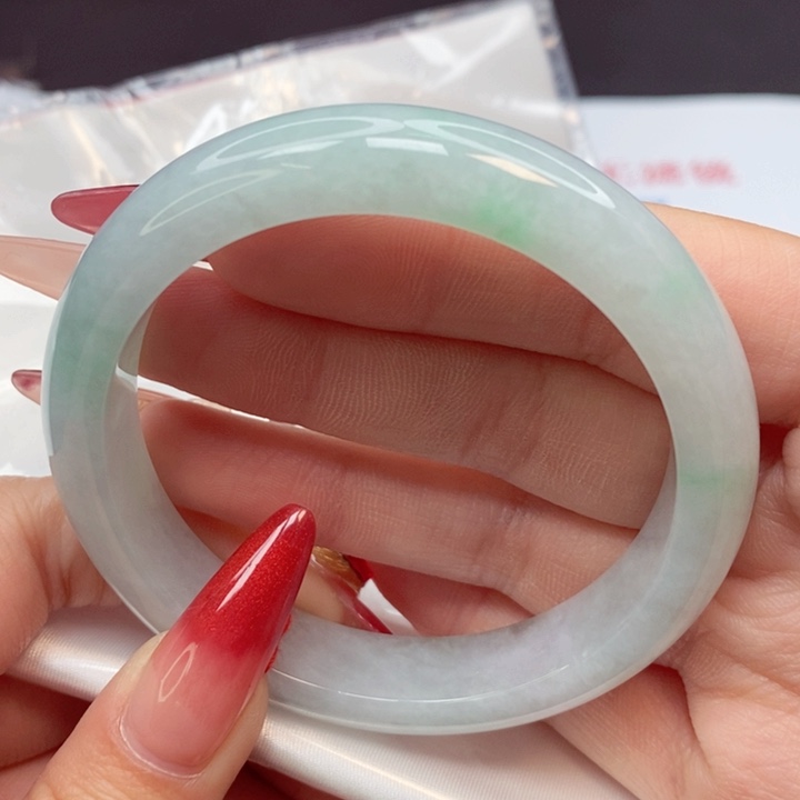 翡翠手镯未镶嵌56圈