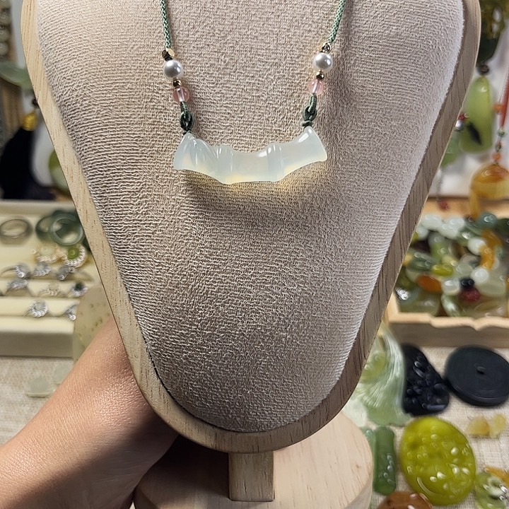 蛇纹石玉未镶嵌颈饰