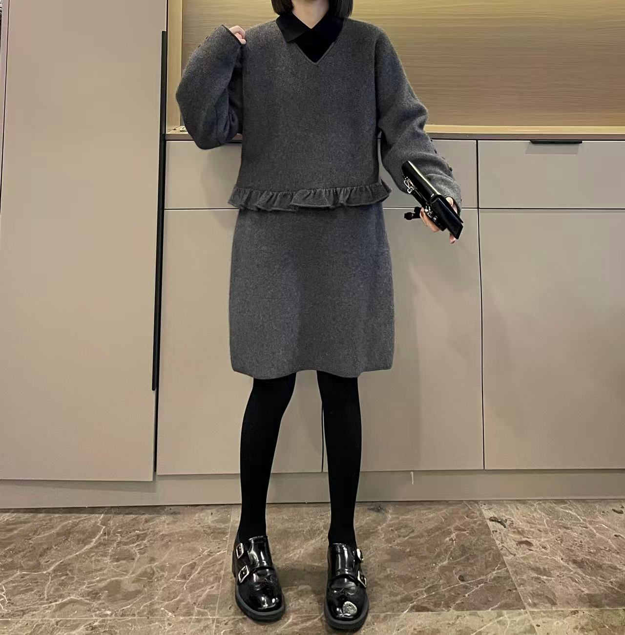 米可/MK-3273ZJ【V领木耳边上衣+半裙套装】时尚冬季新款两件套