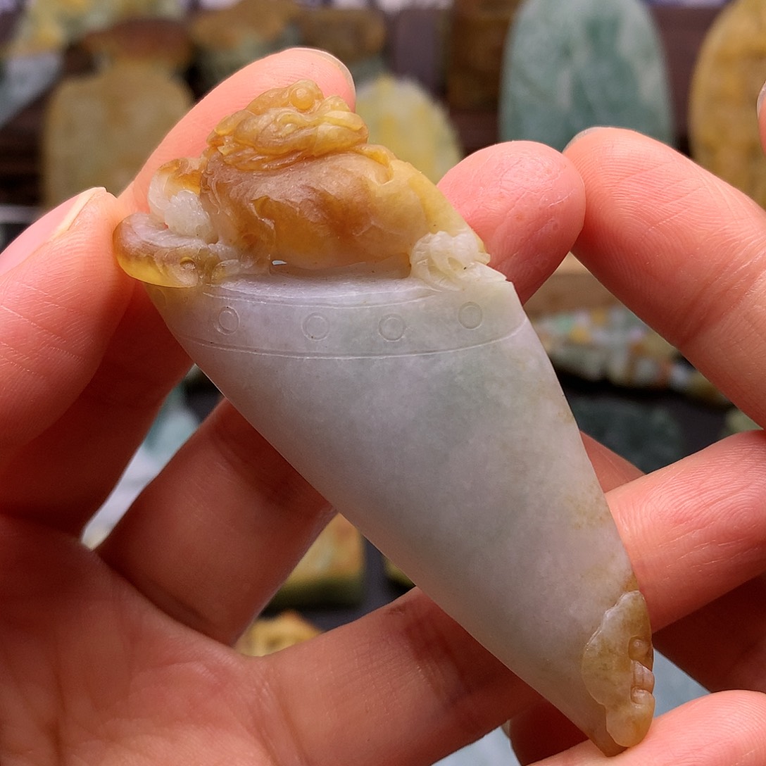 定制翡翠未镶嵌龙牙