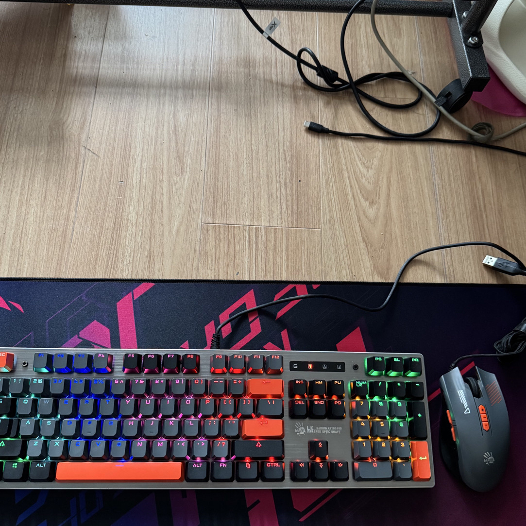 8新 双飞燕 血手Q820可水洗纯机械键盘热插拔送备用轴质保三个月