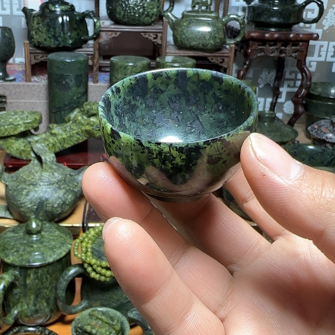 蛇纹石玉小茶杯未镶嵌