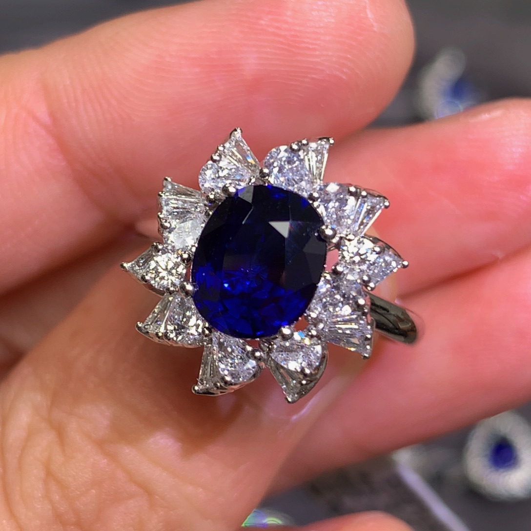 蓝宝石戒指18K金镶嵌