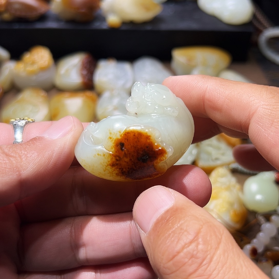 和田玉颈饰未镶嵌海*豹