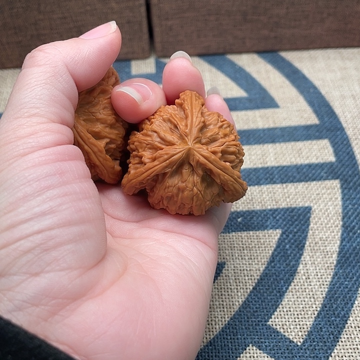 王***拿文玩核桃吊坠白狮子