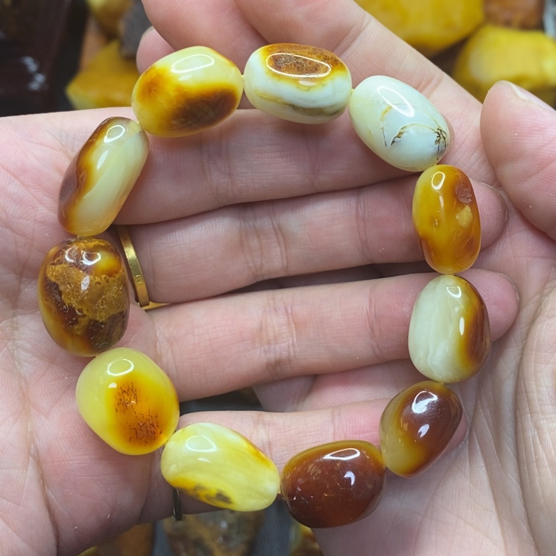 琥珀颈饰未镶嵌唐